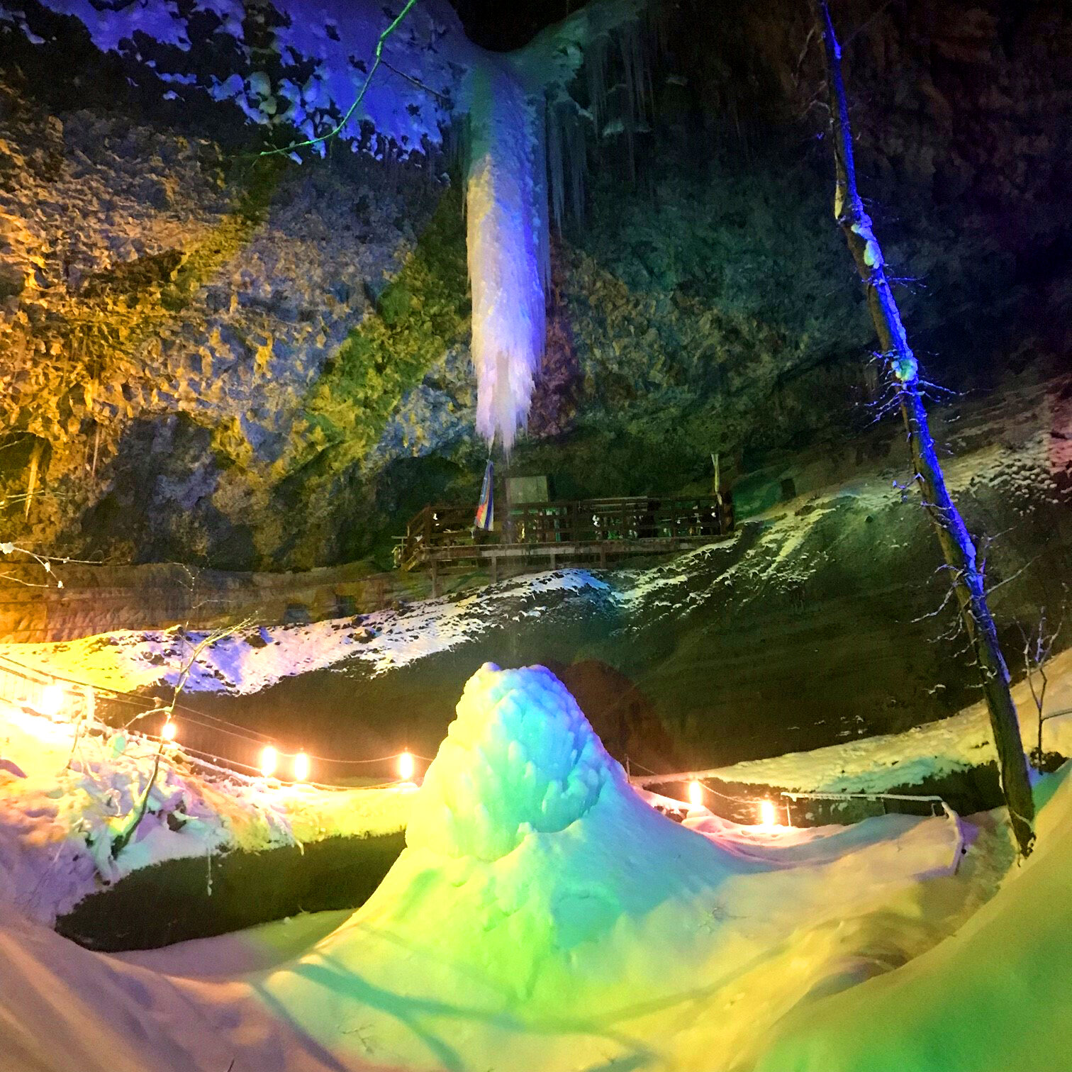 【乳穂ヶ滝の結氷状況】