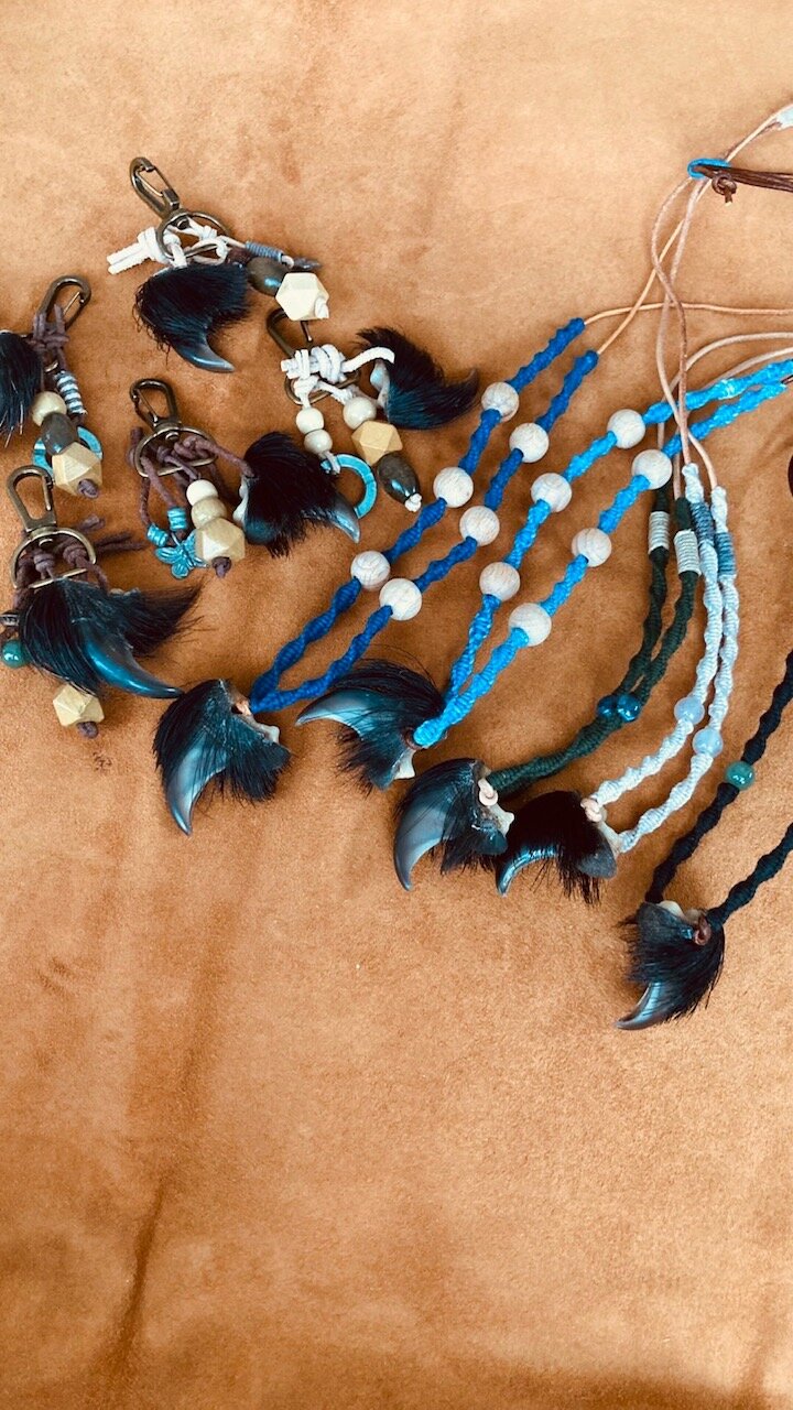 【熊の爪アクセサリー作成中】